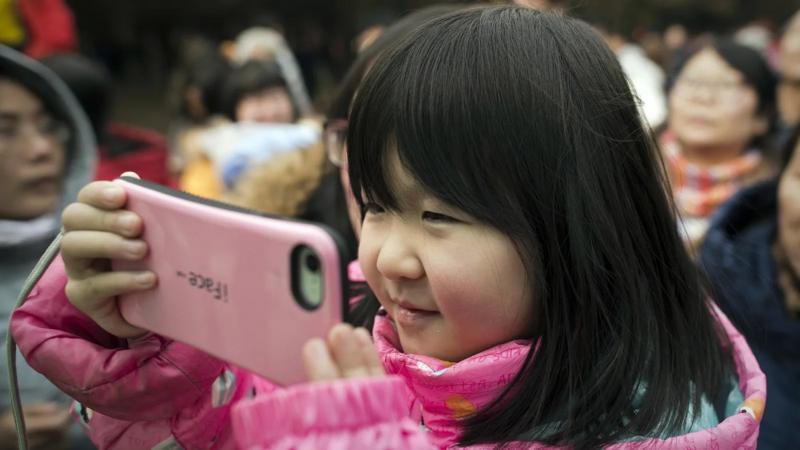 Tem idade certa pra criança ter celular?