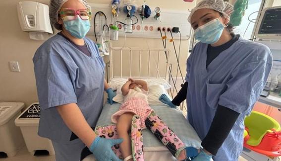 Com tecnologia inclusiva e amor, Lívia fica em pé pela primeira vez no Hospital da Mulher de São Bernardo