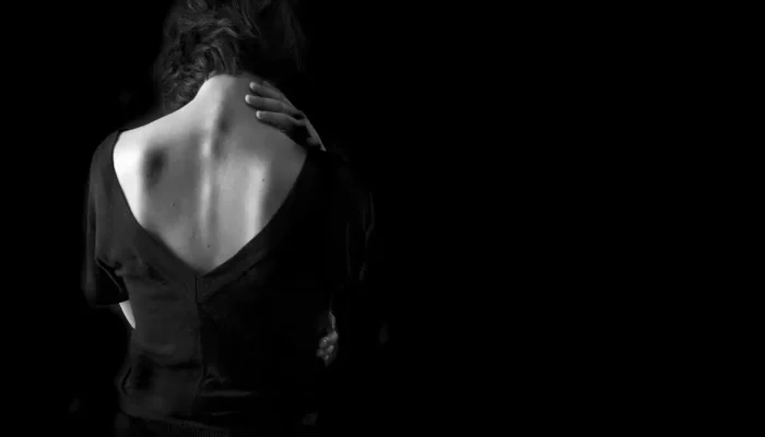 opiniao-traseira-a-mulher-no-fundo-preto_1